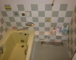 福岡のリフォーム・リノベーション専門のホームドクター美雲の流し前、浴槽、洗面台のシールにカビが生えている