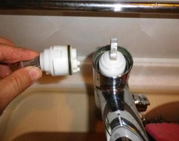 福岡を拠点にアパート・マンションのリフォーム・リノベーションをするホームドクター美雲のキッチン水栓のメンテナンス